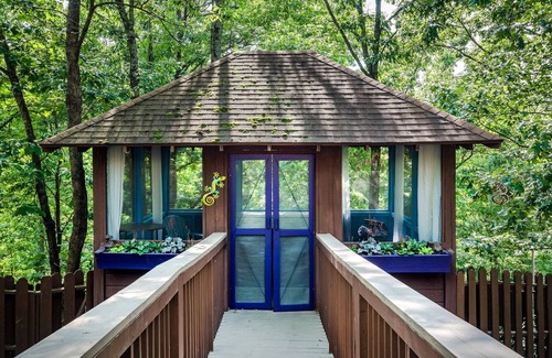 Eureka Springs Historic District Cabina | 1 Bedroom Cabin In The Woods, Covered Porch, Jacuzzi, Kitchen & Hot Tub.