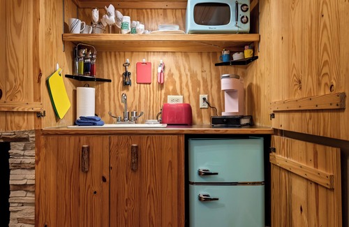 Eureka Springs Cabina | 1 Bedroom Cabin In The Woods, Covered Porch, Jacuzzi, Kitchenette and Hot Tub.
