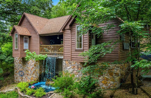 Eureka Springs Cabina | 1 Bedroom Cabin In The Woods, Covered Porch, Jacuzzi, Kitchenette and Hot Tub.