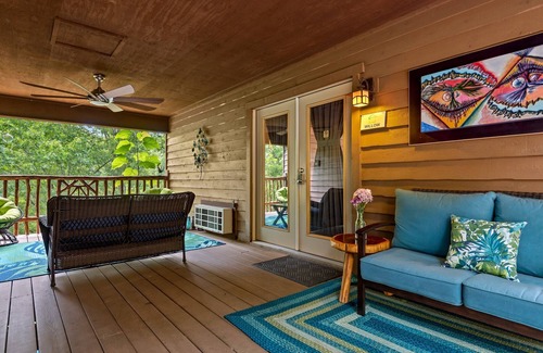 Eureka Springs Cabina | 1 Bedroom Cabin In The Woods, Covered Porch, Jacuzzi, Kitchenette and Hot Tub.