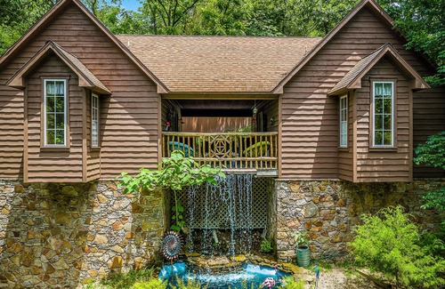 Eureka Springs Historic District Cabina | 1 Bedroom Cabin In The Woods, Covered Porch, Jacuzzi, Kitchenette and Hot Tub.