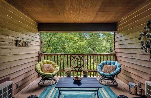 Eureka Springs Historic District Cabina | 1 Bedroom Cabin In The Woods, Covered Porch, Jacuzzi, Kitchenette and Hot Tub.