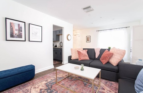 North Capitol Condominio | 1-bedroom condo just a mile from Broadway with outdoor pool