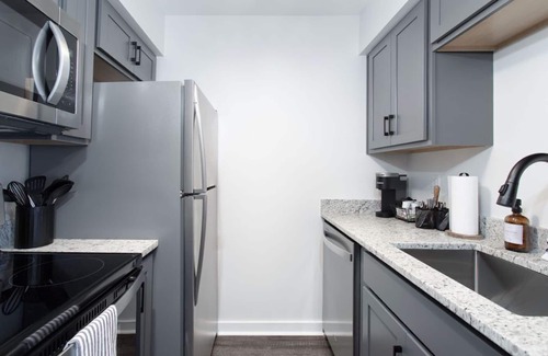 North Capitol Condominio | 1-bedroom condo just a mile from Broadway with outdoor pool