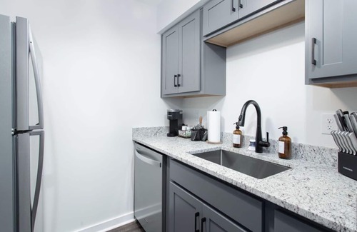 North Capitol Condominio | 1-bedroom condo just a mile from Broadway with outdoor pool