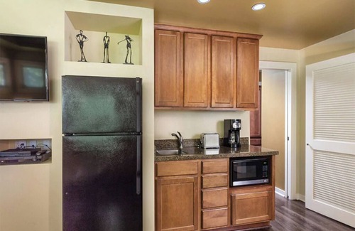 Paradise Valley Village Condominio | 1 Bedroom Condo, Sleeps 4, Kitchenette, on Golf Course, Orange Tree Resort!!