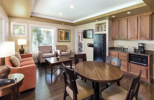 Paradise Valley Village Condominio | 1 Bedroom Condo, Sleeps 4, Kitchenette, on Golf Course, Orange Tree Resort!!