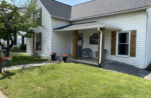 Jefferson City Cabaña | 1 bedroom cozy cottage loft with free parking on premises