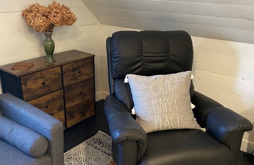 Jefferson City Cabaña | 1 bedroom cozy cottage loft with free parking on premises
