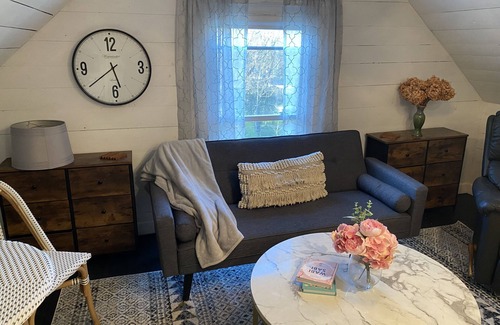 Jefferson City Cabaña | 1 bedroom cozy cottage loft with free parking on premises
