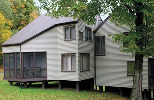 East Stroudsburg Condominio | 1 Bedroom Deluxe Villa, Sleeps 6, Kitchen, at Shawnee Village Resort!!
