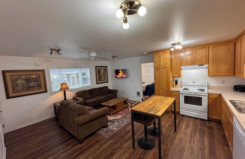 Albany Apartamento | 1-Bedroom Duplex with Private Garage - Extended Stay Rental in Albany
