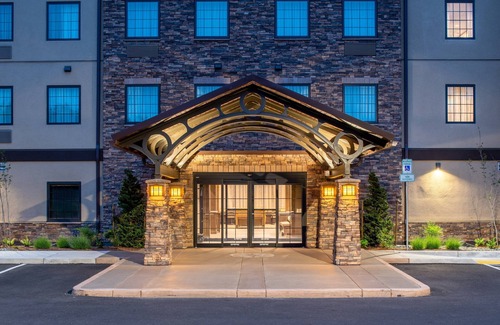 Hillsboro Condominio | 1 Bedroom | Free Breakfast. Pool. Gym.