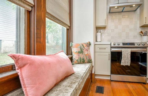 Burlington Apartamento | 1 Bedroom Full Apartment | Unique, Uplifting & Serene