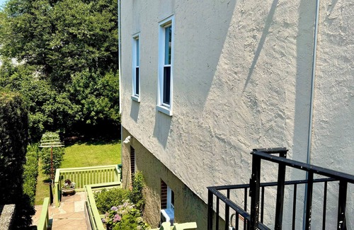Southeast Yonkers Apartamento | 1-Bedroom Garden Apartment