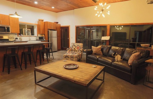 Winter Haven Cabaña | 1-Bedroom Guest Cottage on Historic Lakefront Estate