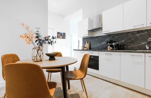 Municipality of Tilburg Apartamento | 1 Dormitorios: El apartamento cuenta con dos dormitorios lujosamente decorados.