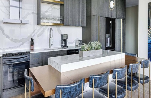 Downtown Atlanta Condominio | 1 Bedroom Presidential Condo overlooking Centennial Park, Margaritaville Atlanta