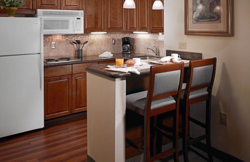 Aquia Harbour Condominio | 1 Bedroom | Shared Indoor Pool. Free Breakfast