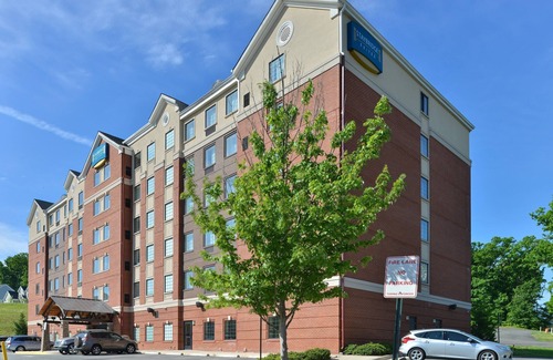Aquia Harbour Condominio | 1 Bedroom | Shared Indoor Pool + Business Center