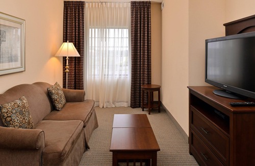 Aquia Harbour Condominio | 1 Bedroom | Shared Indoor Pool + Business Center