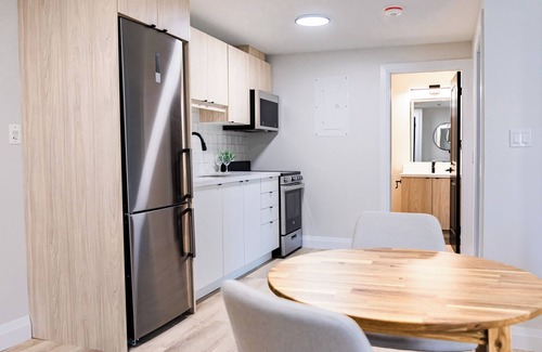 Kitchener Apartamento | 1 Bedroom Unit with living space and full kitchen Prime Downtown location