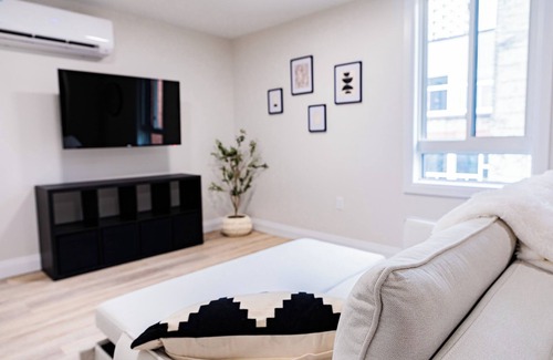 Kitchener Apartamento | 1 Bedroom Unit with living space and full kitchen Prime Downtown location