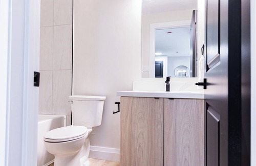 Kitchener Apartamento | 1 Bedroom Unit with living space and full kitchen Prime Downtown location