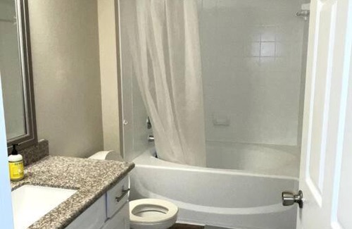 Barker Apartamento | 1 Bedroom w Patio, Workspace, Gym, and Pool