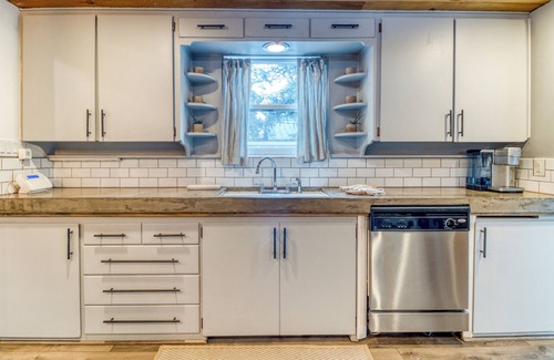 Larkspur Casa | #1 Bend Retreat! Near All! Kid and Pet Friendly!