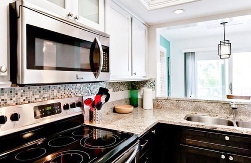 Bradenton Beach Condominio | 1 Block From Beautiful Bradenton Beach, Restaurants, shops, and Fishing Pier!