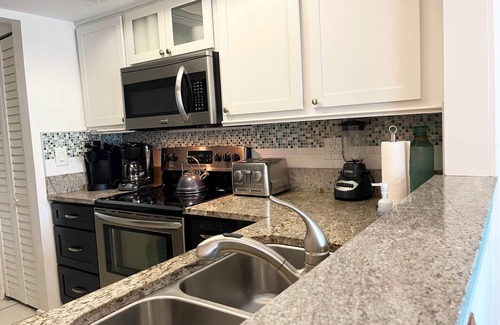 Bradenton Beach Condominio | 1 Block From Beautiful Bradenton Beach, Restaurants, shops, and Fishing Pier!