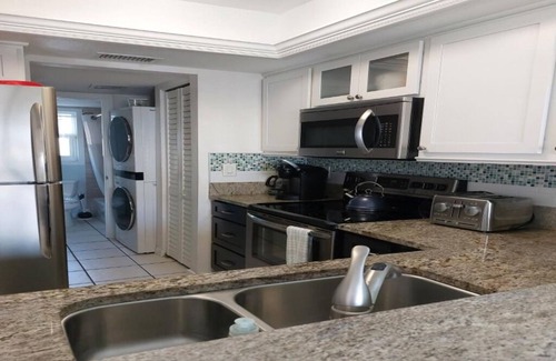 Bradenton Beach Condominio | 1 Block From Beautiful Bradenton Beach, Restaurants, shops, and Fishing Pier!