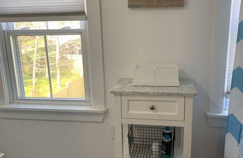 Madison Center Casa | 1 Block from Water - Welcoming 4 Bedroom Home