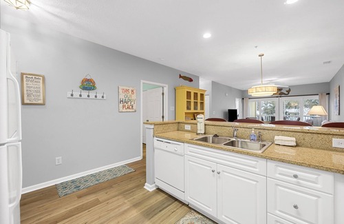 North Myrtle Beach Condominio | 1 Block to Beach!⛱ 6 pools/spas!🌞Golf Carts Allowed!⛳Walk to Main Street!🍹