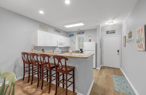 North Myrtle Beach Condominio | 1 Block to Beach!⛱ 6 pools/spas!🌞Golf Carts Allowed!⛳Walk to Main Street!🍹