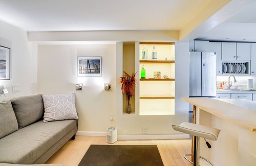 Lynn Apartamento | 1 Block to Beach: Pet-Friendly Apt w/ Yard in Lynn