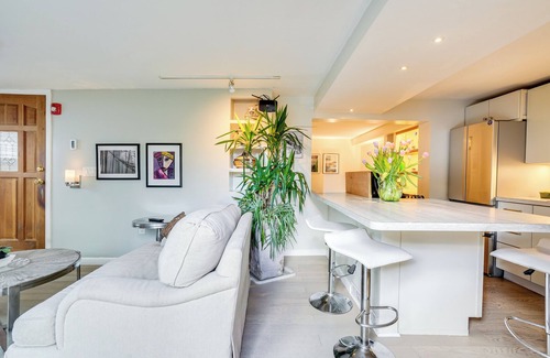 Lynn Apartamento | 1 Block to Beach: Pet-Friendly Apt w/ Yard in Lynn