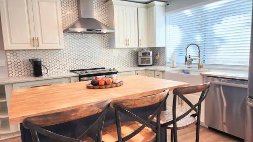 Laguna Shores Casa | 1 Block To Beach - 2 Family Double Masters Plus 3rd Bedroom