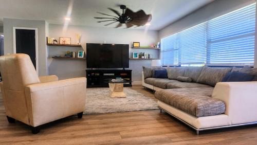 Laguna Shores Casa | 1 Block To Beach - 2 Family Double Masters Plus 3rd Bedroom