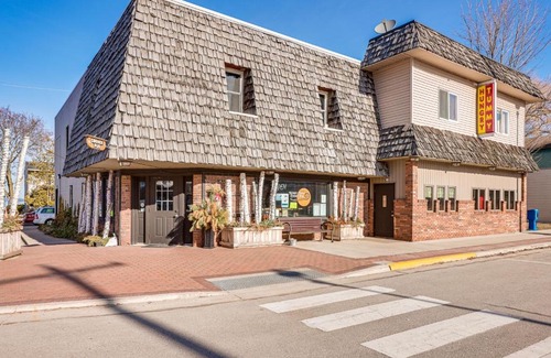 Beulah Apartamento | 1 Block to Crystal Lake Downtown Beulah Apt!