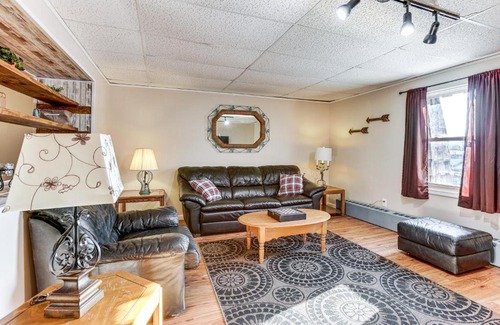 Beulah Apartamento | 1 Block to Crystal Lake Downtown Beulah Apt!