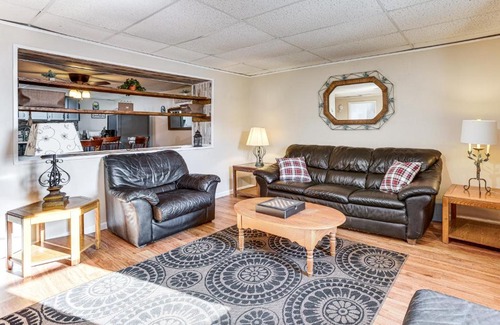 Beulah Apartamento | 1 Block to Crystal Lake Downtown Beulah Apt!
