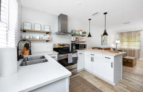 New Port Richey Casa | 1 block to dwnt 7min beach King bed Free parking