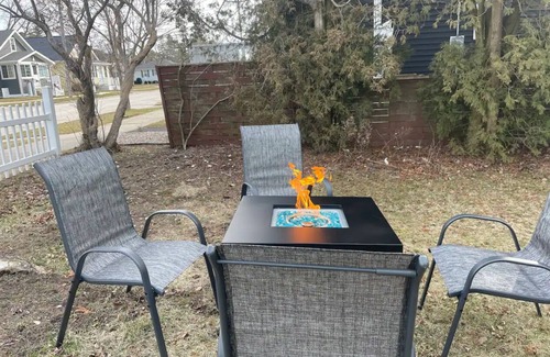 Two Rivers Casa | 1 Block to the Beach! Firepit, 2 Bikes, Sleeps 4