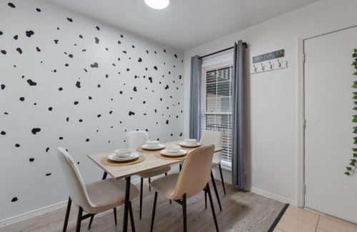 West Campus Apartamento | 1 Br Apt Next 2 Downtown - Cozy