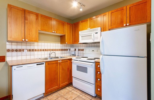 Whistler Cay Heights Condominio | 1 BR condo prime location with Amazing views of Whistler mountain!