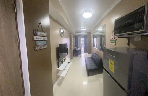 Barangay 76 Condominio | 1 BR Fully Furnished Condo across MOA with Pool and Parking - S Res. Unit 0911
