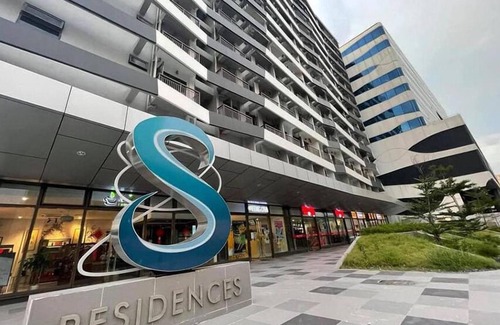 Barangay 76 Condominio | 1 BR Fully Furnished Condo across MOA with Pool and Parking - S Res. Unit 0911