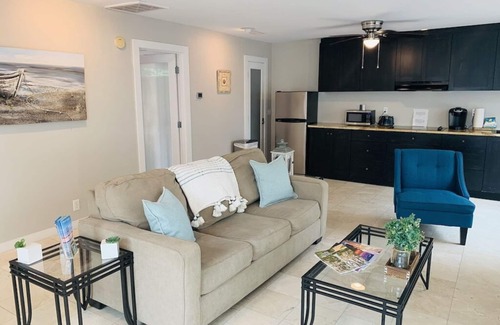 Demere Park Casa | 1 BR Island Retreat! Walk to the beach, Pier, Tennis, Picleball & Food. Sleeps 4